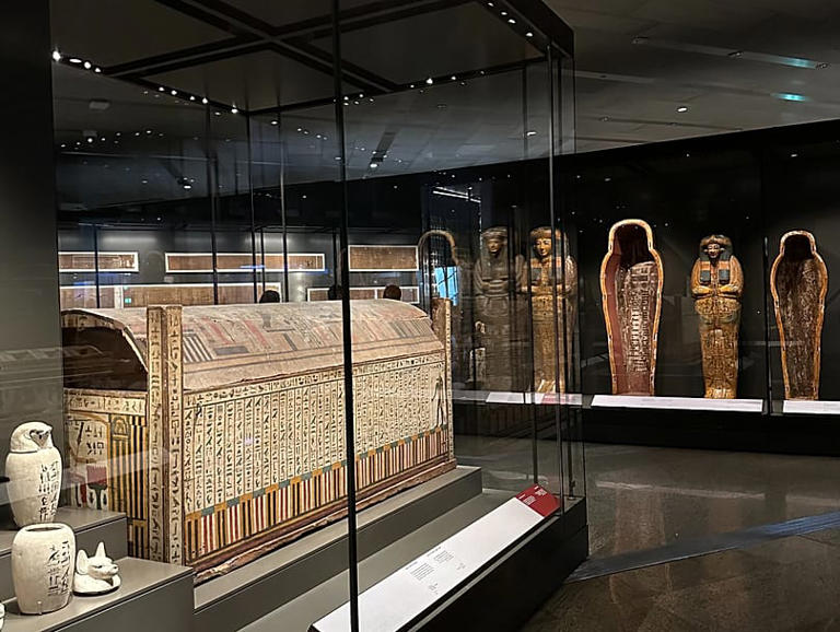 Antigüedades egipcias en el Gran Museo Egipcio de El Cairo, Egipto. 14 de junio de 2025. Evelyn Dom